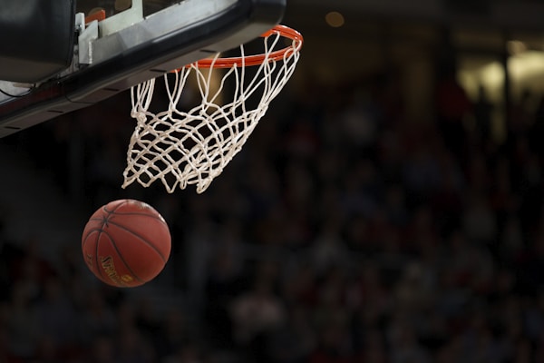 篮球赛事精彩画面——NBA球员在球场上的扣篮瞬间，充满力量与速度感